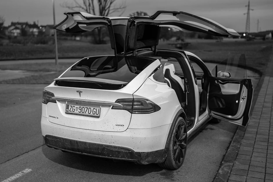 Tesla otvara kod za Model S i X: Da li je ovo revolucija ili marketinški trik?